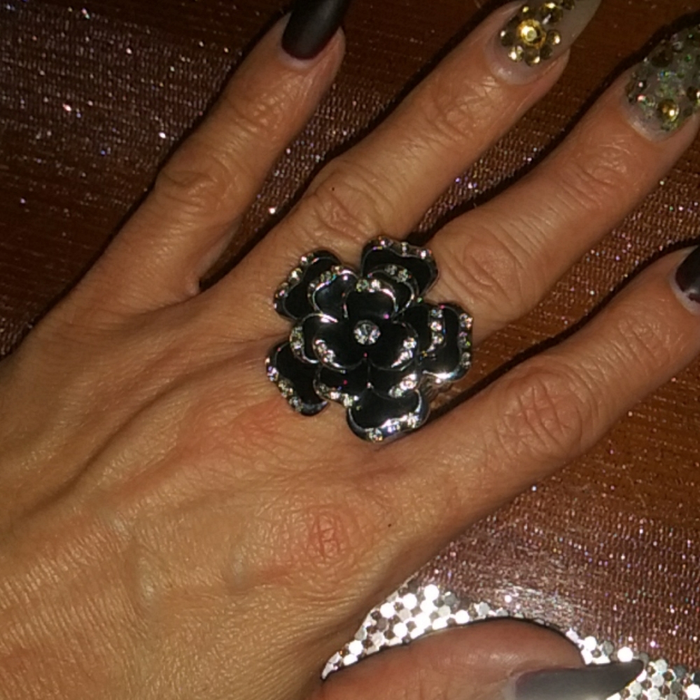 Black flower stretchy ring
